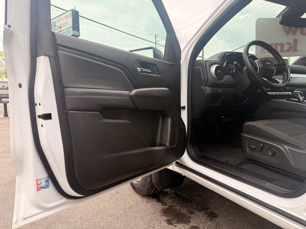 2024 Chevrolet Colorado 4WD LT Photo