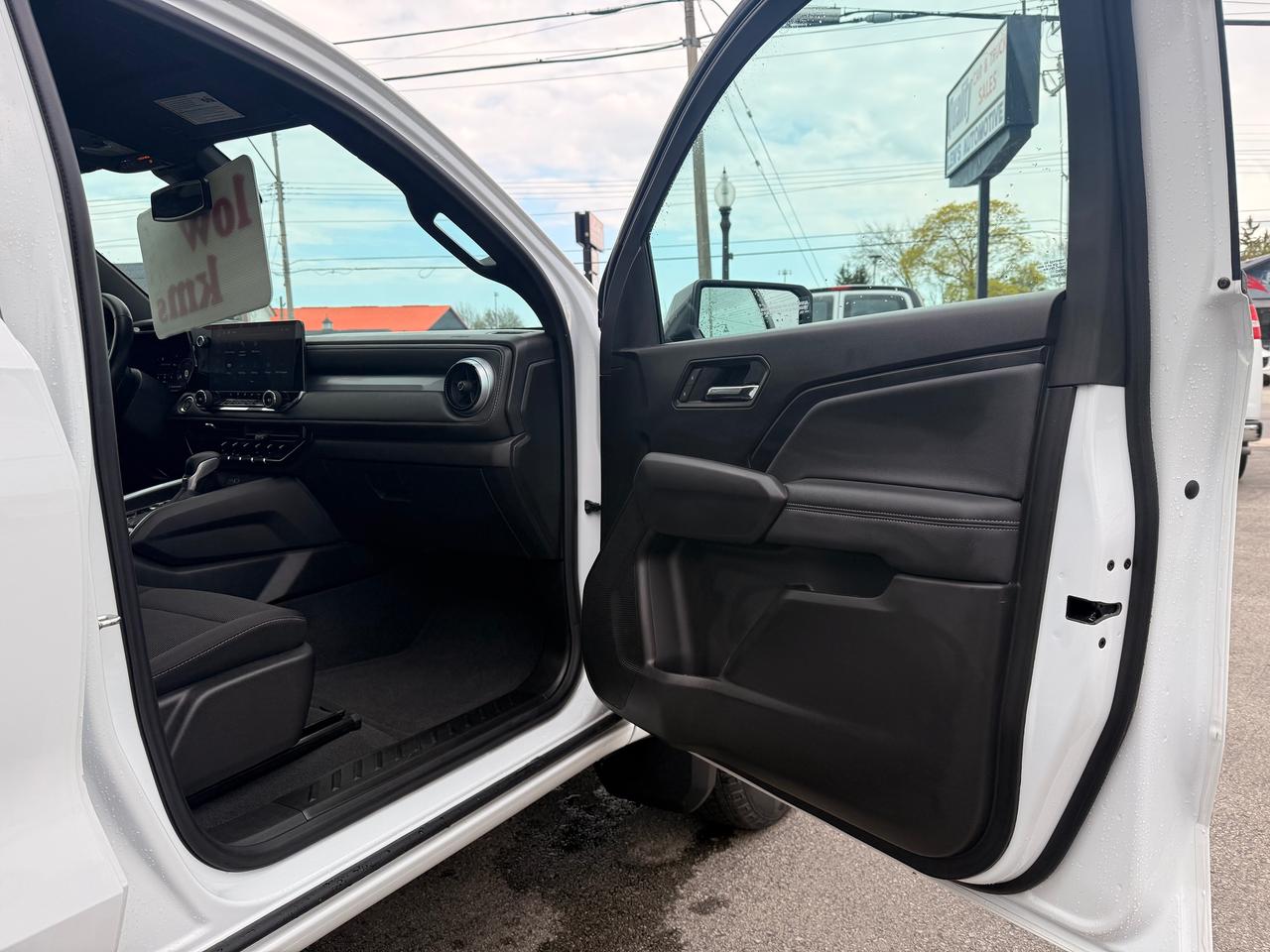 2024 Chevrolet Colorado 4WD LT Photo
