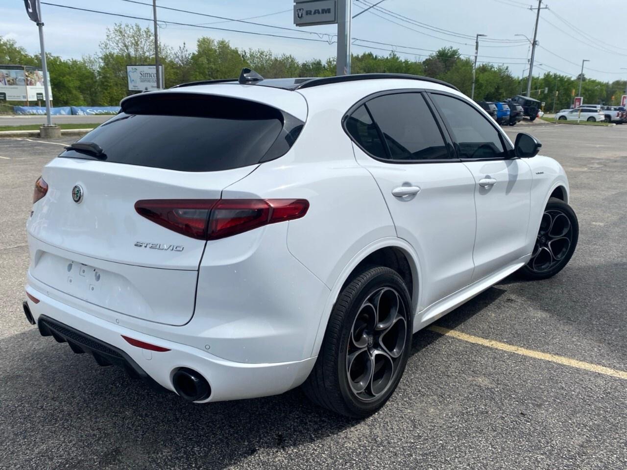 2022 Alfa Romeo Stelvio Veloce AWD Photo4
