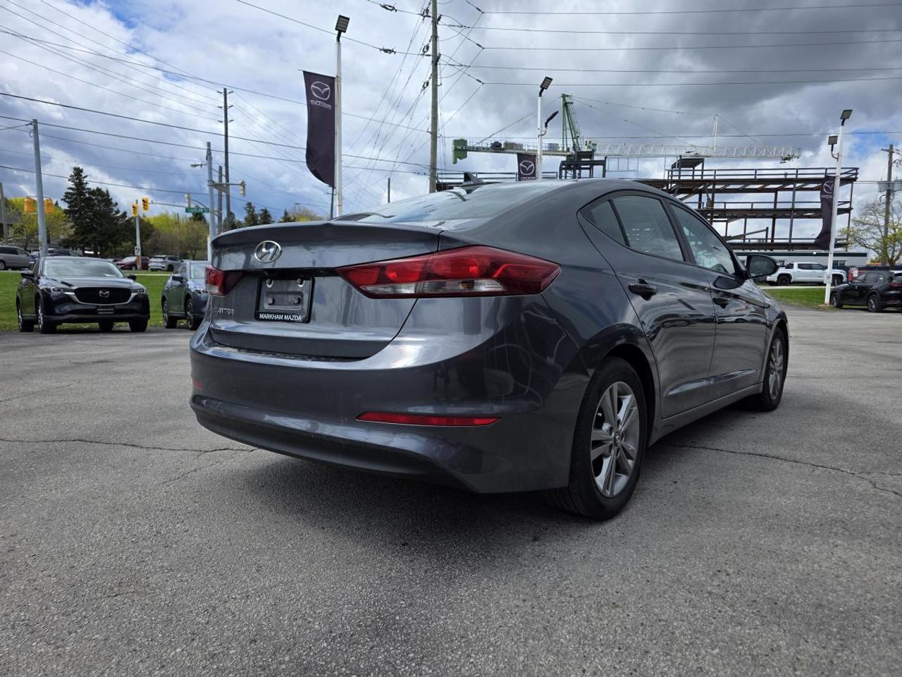 2017 Hyundai Elantra Gl auto low Km clean Photo