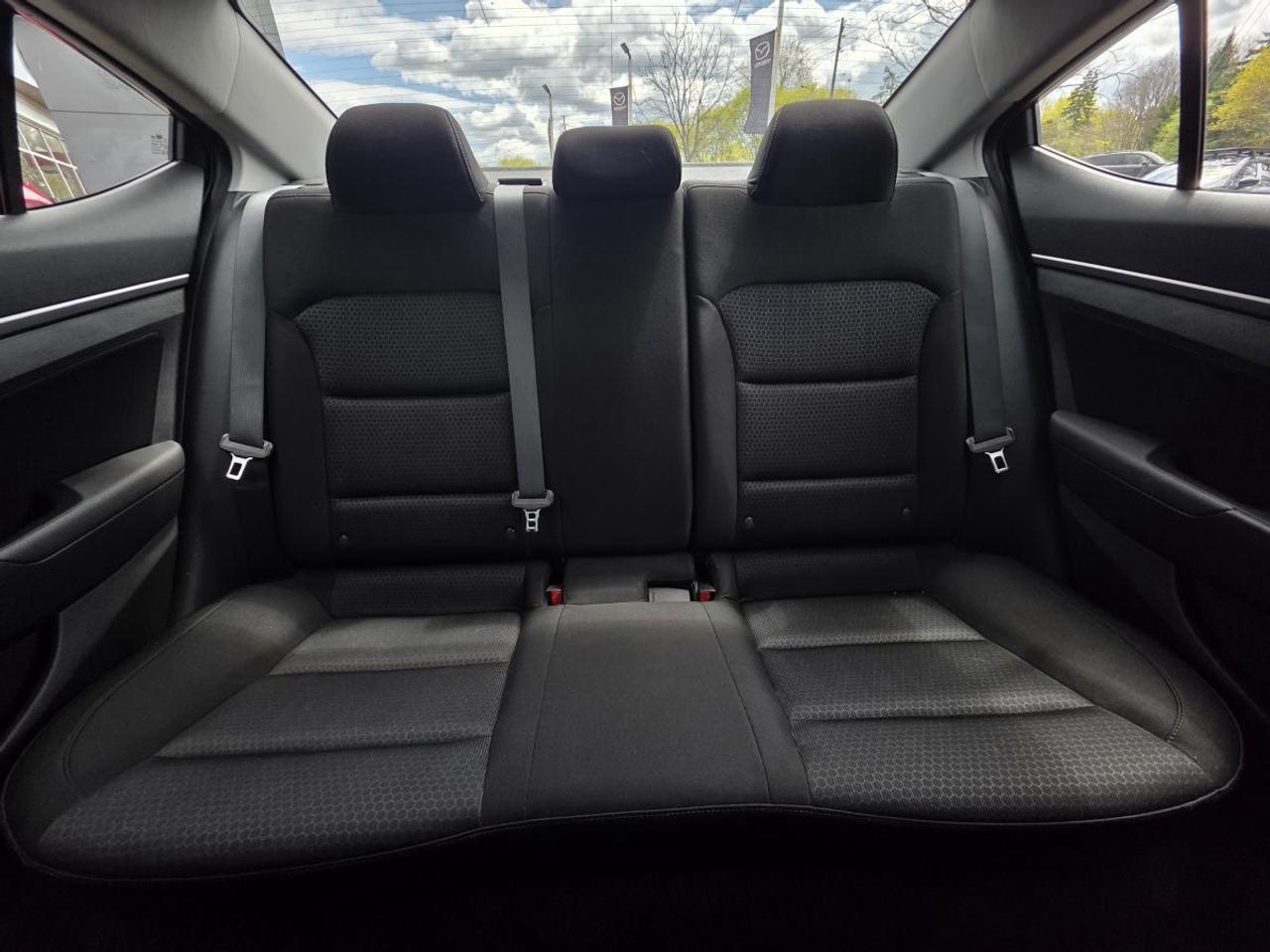 2017 Hyundai Elantra Gl auto low Km clean Photo