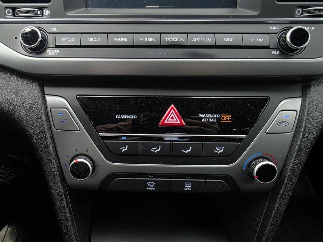 2017 Hyundai Elantra Gl auto low Km clean Photo