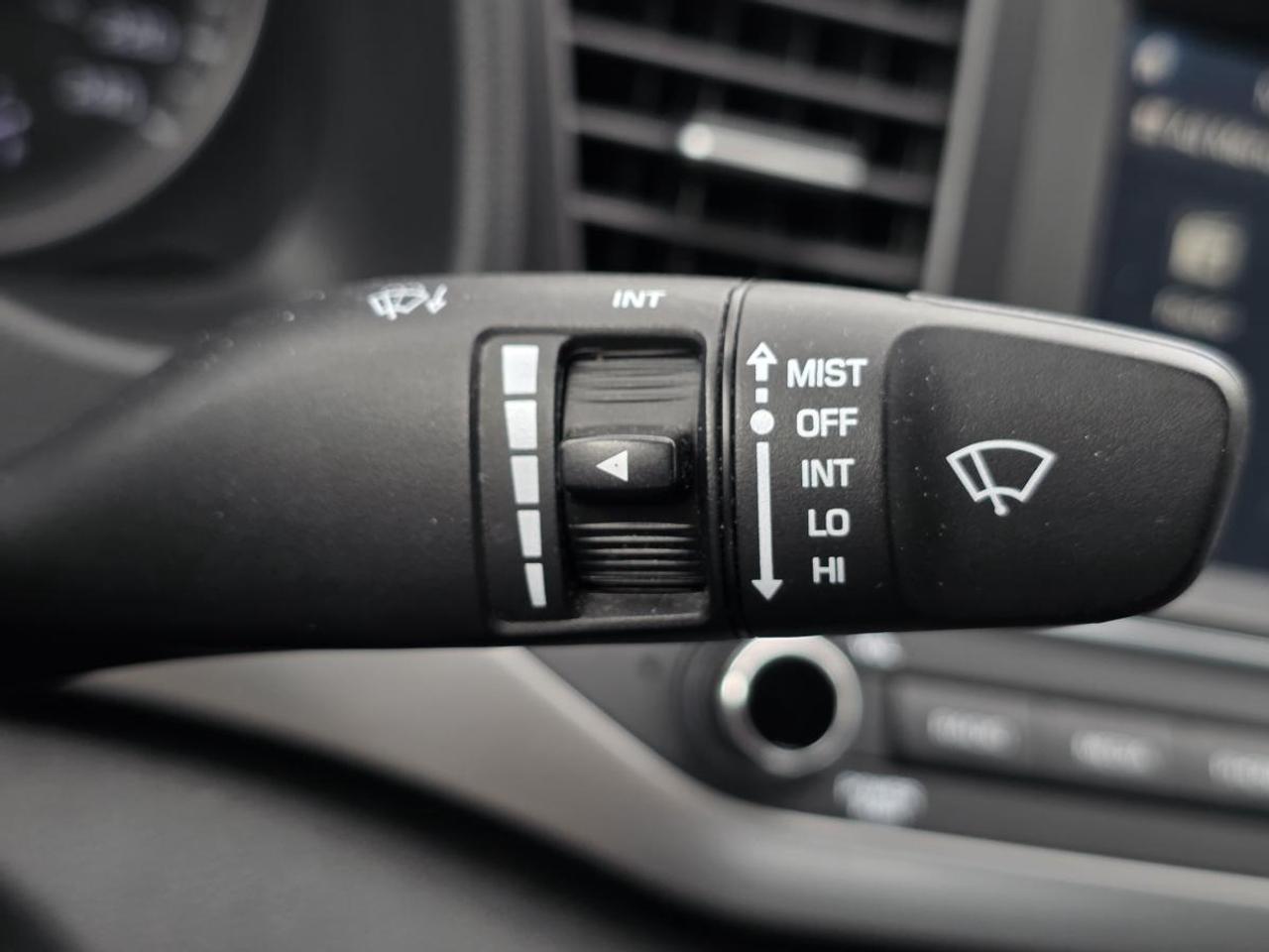 2017 Hyundai Elantra Gl auto low Km clean Photo