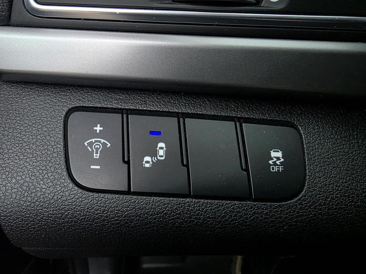 2017 Hyundai Elantra Gl auto low Km clean Photo