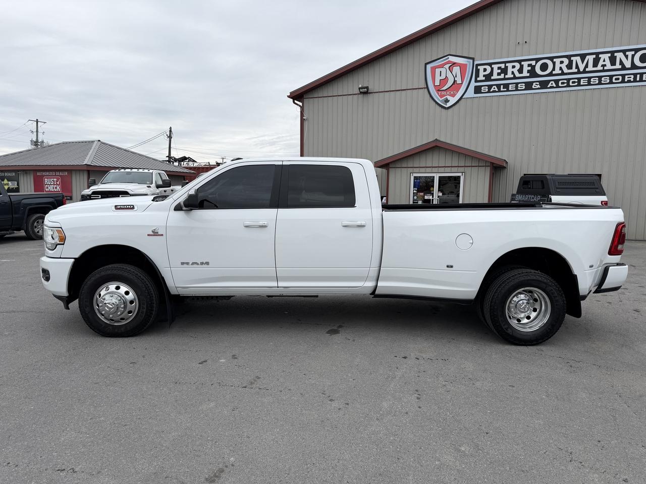 2022 RAM 3500 Big Horn 4x4 Crew Cab 8' Box Photo3