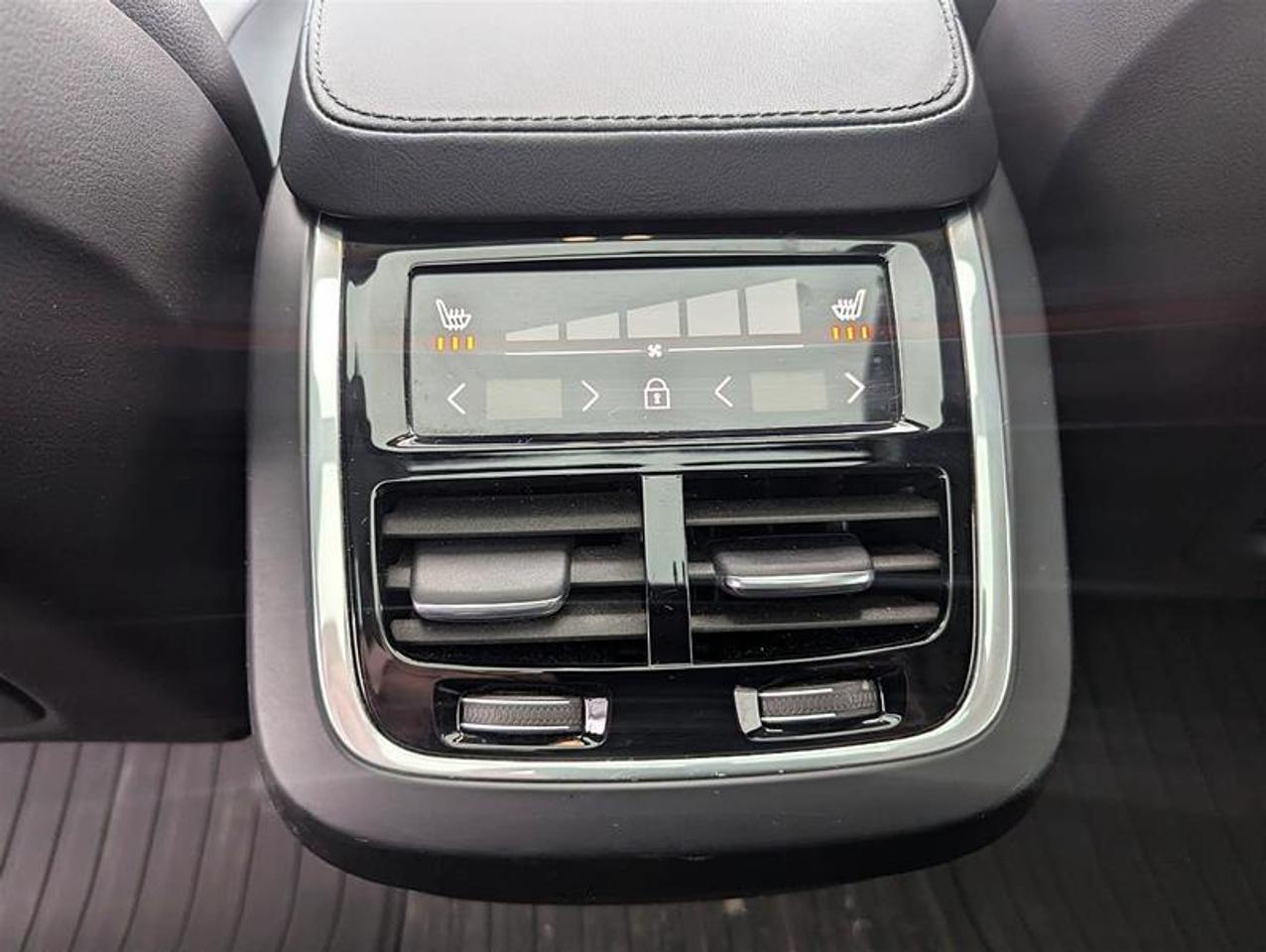2024 Volvo XC90 B6 Core   7 Pass   Climate   AWD   Clean Photo