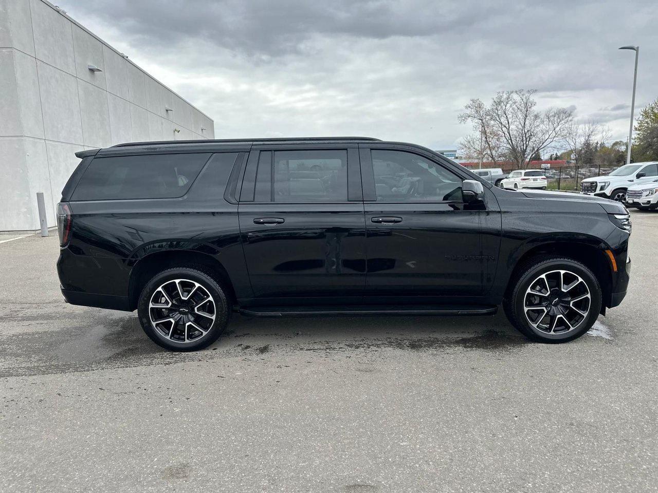 2025 Chevrolet Suburban RST Low KMS Dual Screens SuperCruise Air Suspensio Photo3