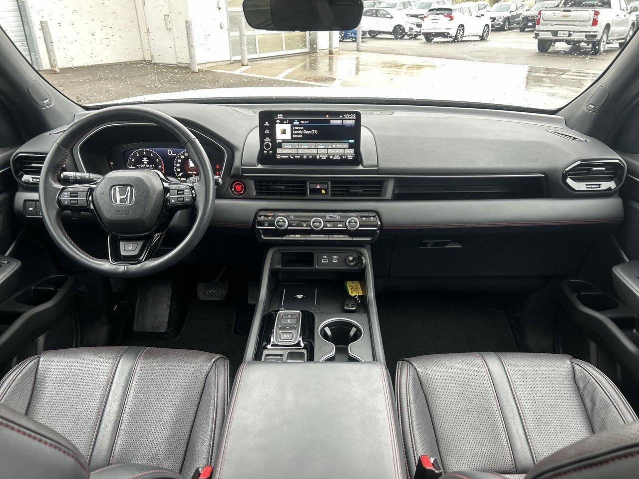 2025 Honda Pilot Black Edition AWD Low Kms 8 Passenger BOSE Audio P Photo
