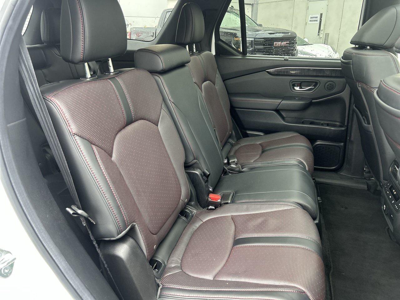 2025 Honda Pilot Black Edition AWD Low Kms 8 Passenger BOSE Audio P Photo