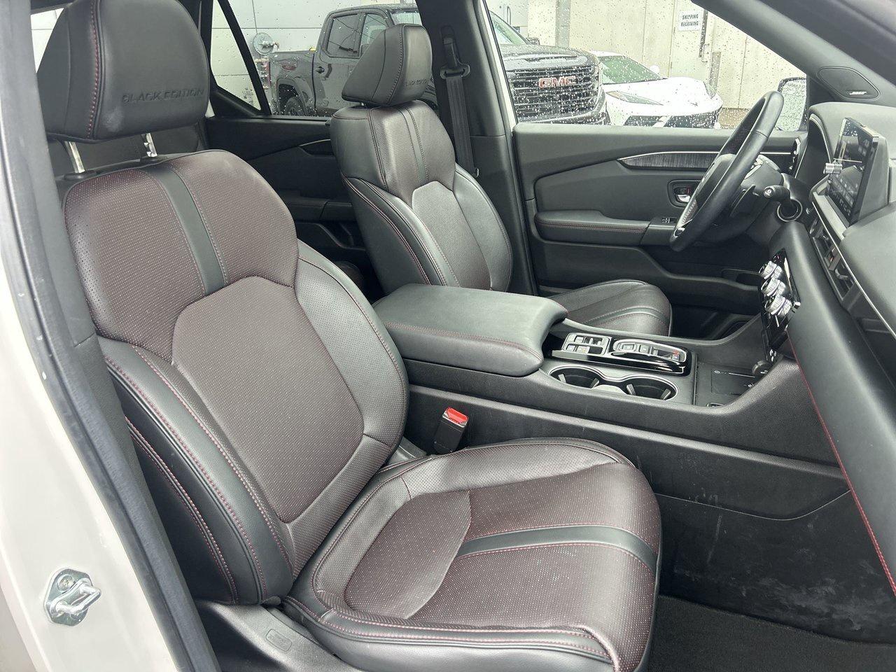2025 Honda Pilot Black Edition AWD Low Kms 8 Passenger BOSE Audio P Photo