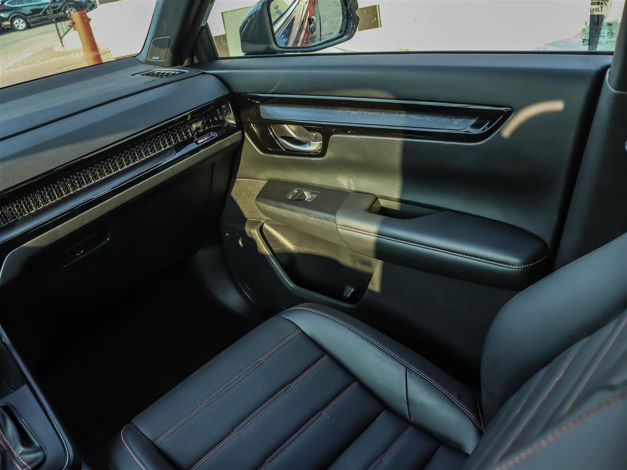 2023 Honda CR-V Hybrid Touring HYBRID SUNROOF LEATHER Photo