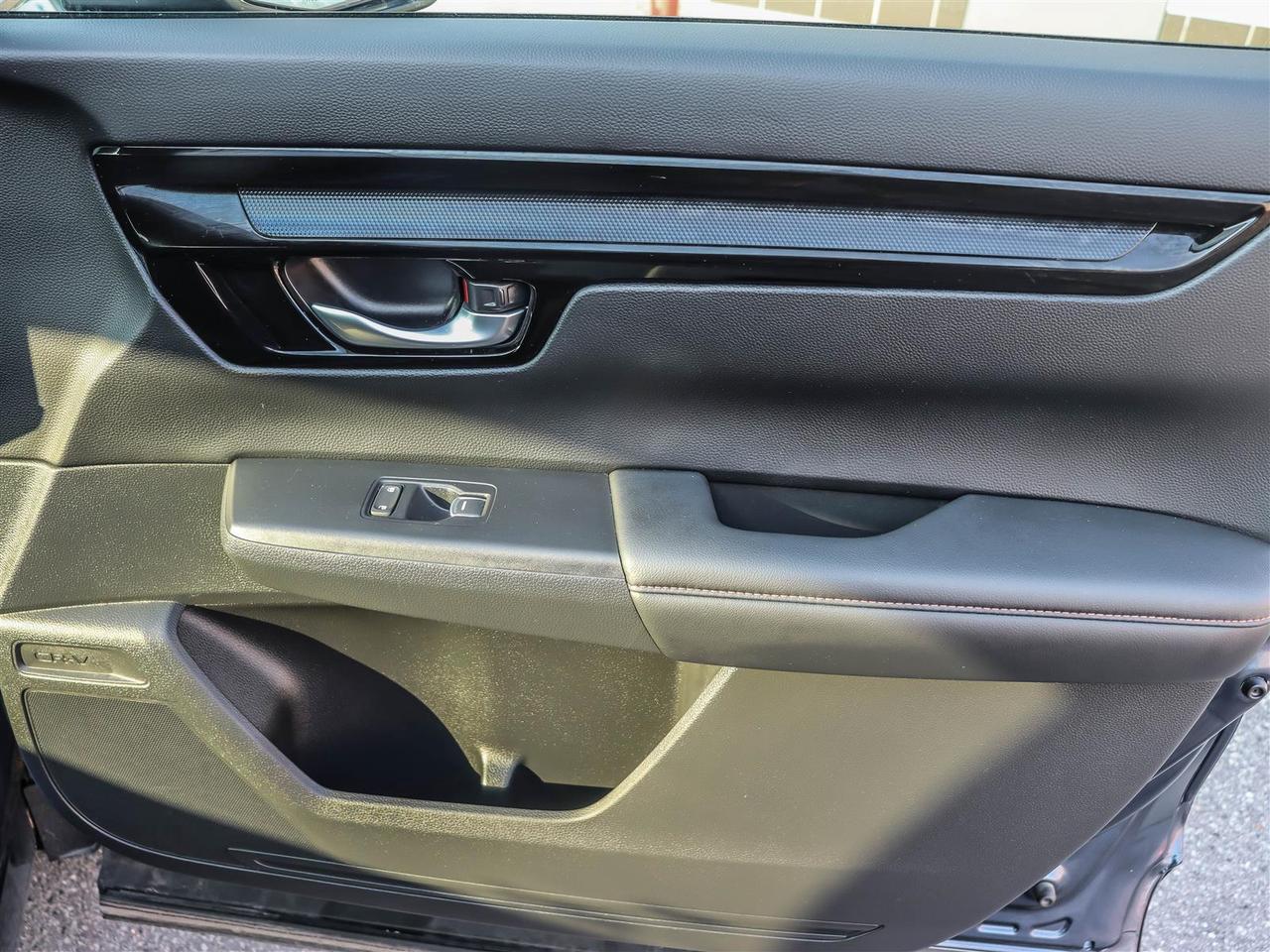 2023 Honda CR-V Hybrid Touring HYBRID SUNROOF LEATHER Photo