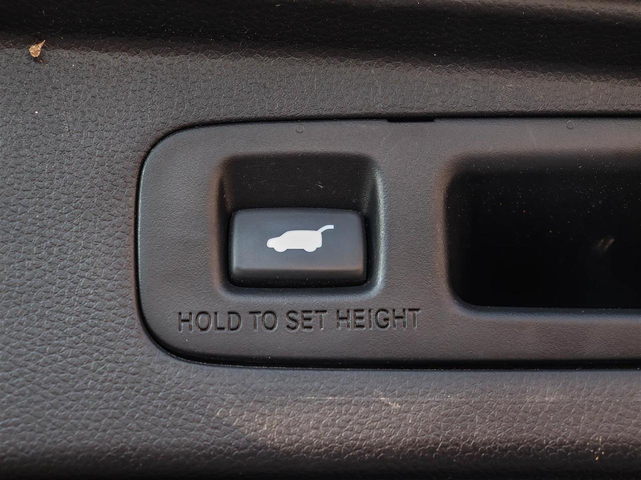 2023 Honda CR-V Hybrid Touring HYBRID SUNROOF LEATHER Photo