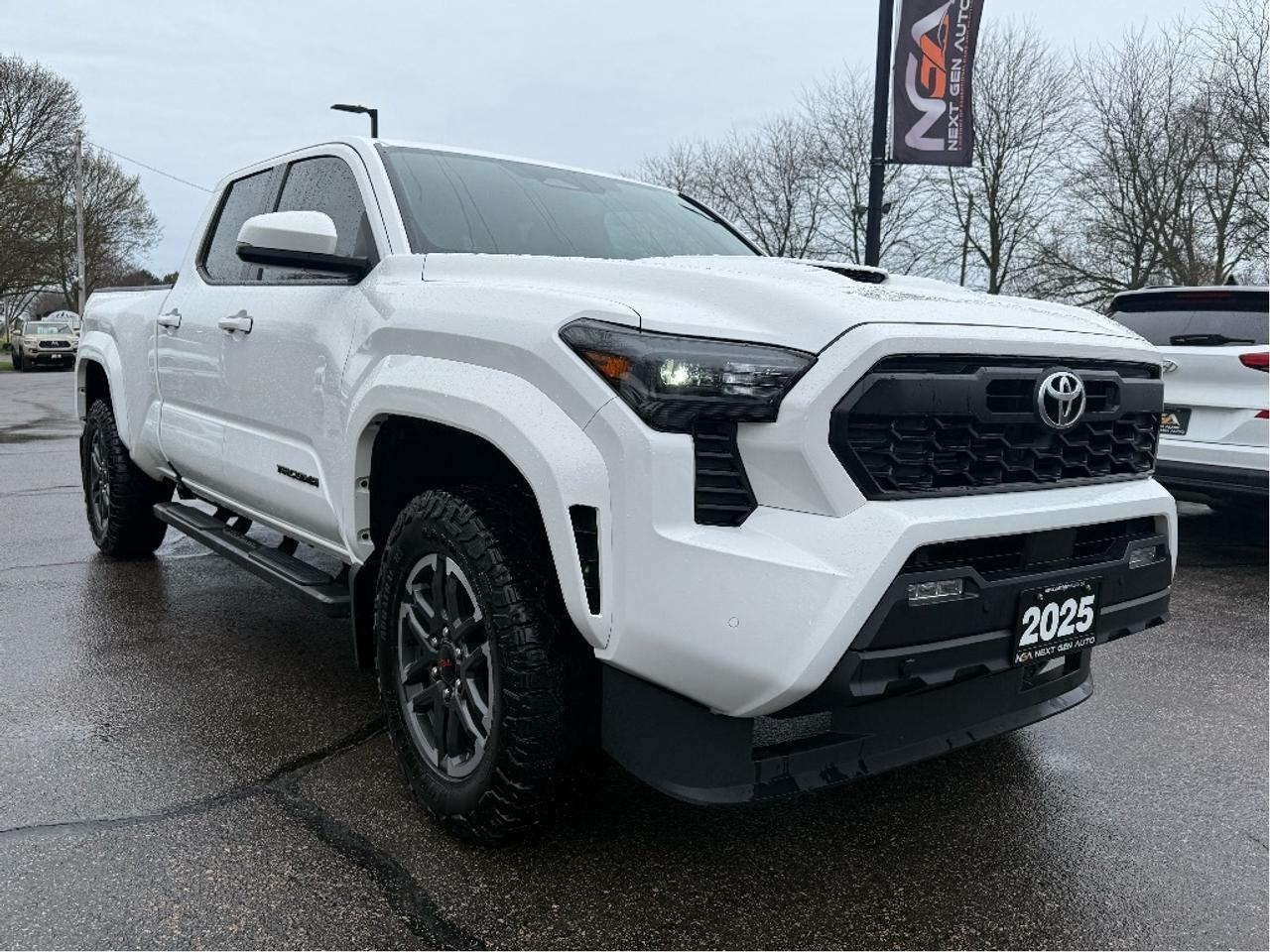2025 Toyota Tacoma TRD SPORT ROOF WIRELESS CHARGING ONE OWNER Photo