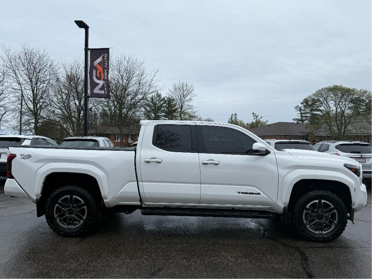 2025 Toyota Tacoma TRD SPORT ROOF WIRELESS CHARGING ONE OWNER Photo4