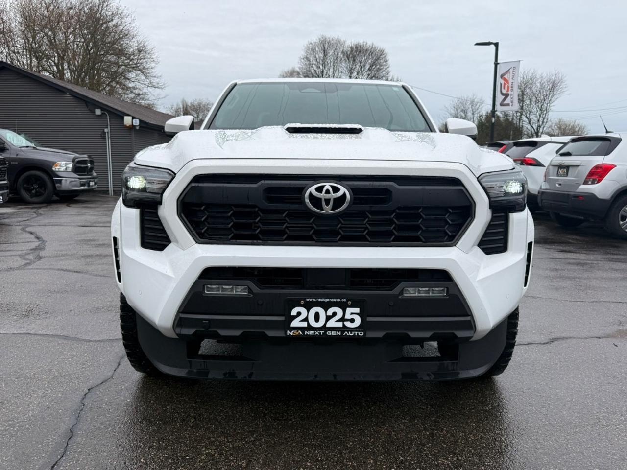 2025 Toyota Tacoma TRD SPORT ROOF WIRELESS CHARGING ONE OWNER Photo2