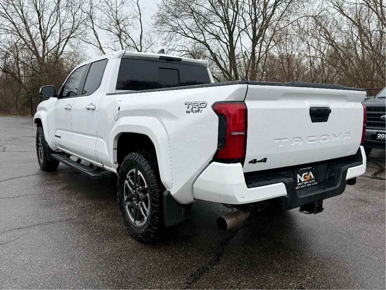 2025 Toyota Tacoma TRD SPORT ROOF WIRELESS CHARGING ONE OWNER Photo