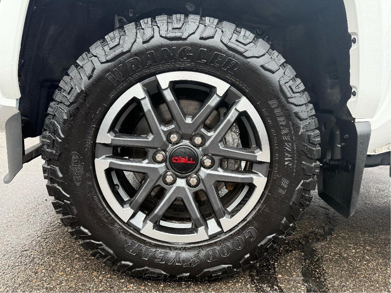 2025 Toyota Tacoma TRD SPORT ROOF WIRELESS CHARGING ONE OWNER Photo