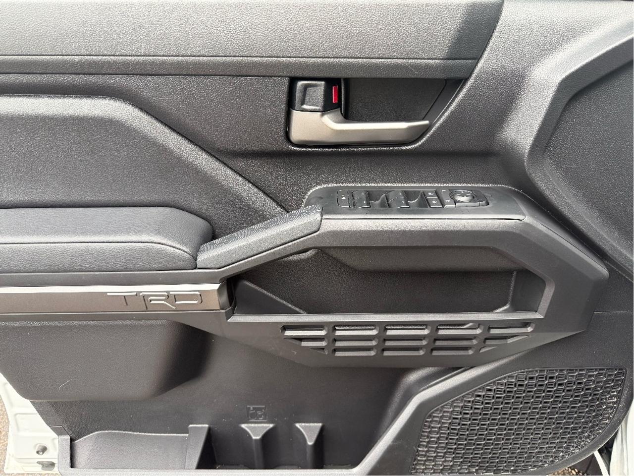 2025 Toyota Tacoma TRD SPORT ROOF WIRELESS CHARGING ONE OWNER Photo
