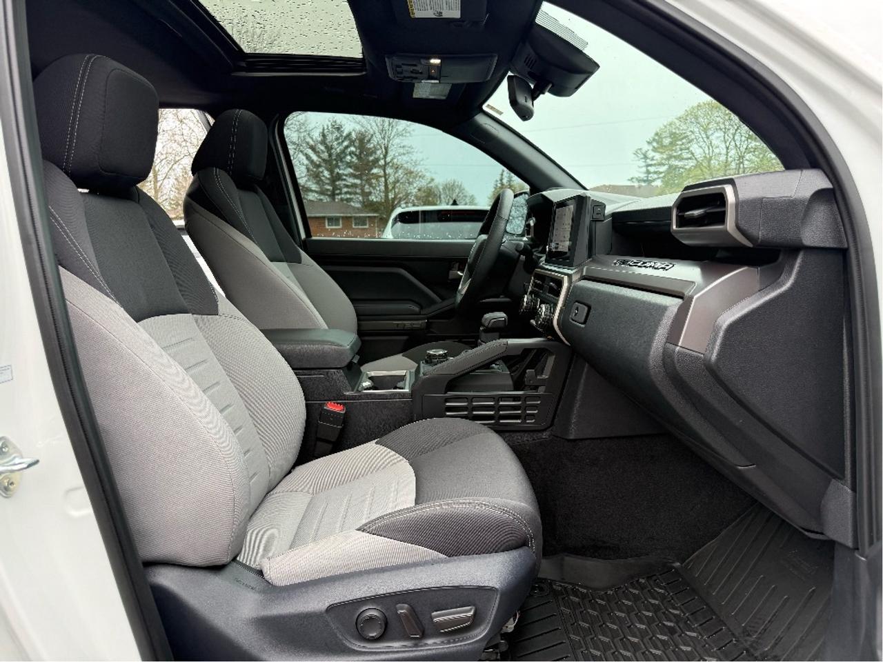 2025 Toyota Tacoma TRD SPORT ROOF WIRELESS CHARGING ONE OWNER Photo