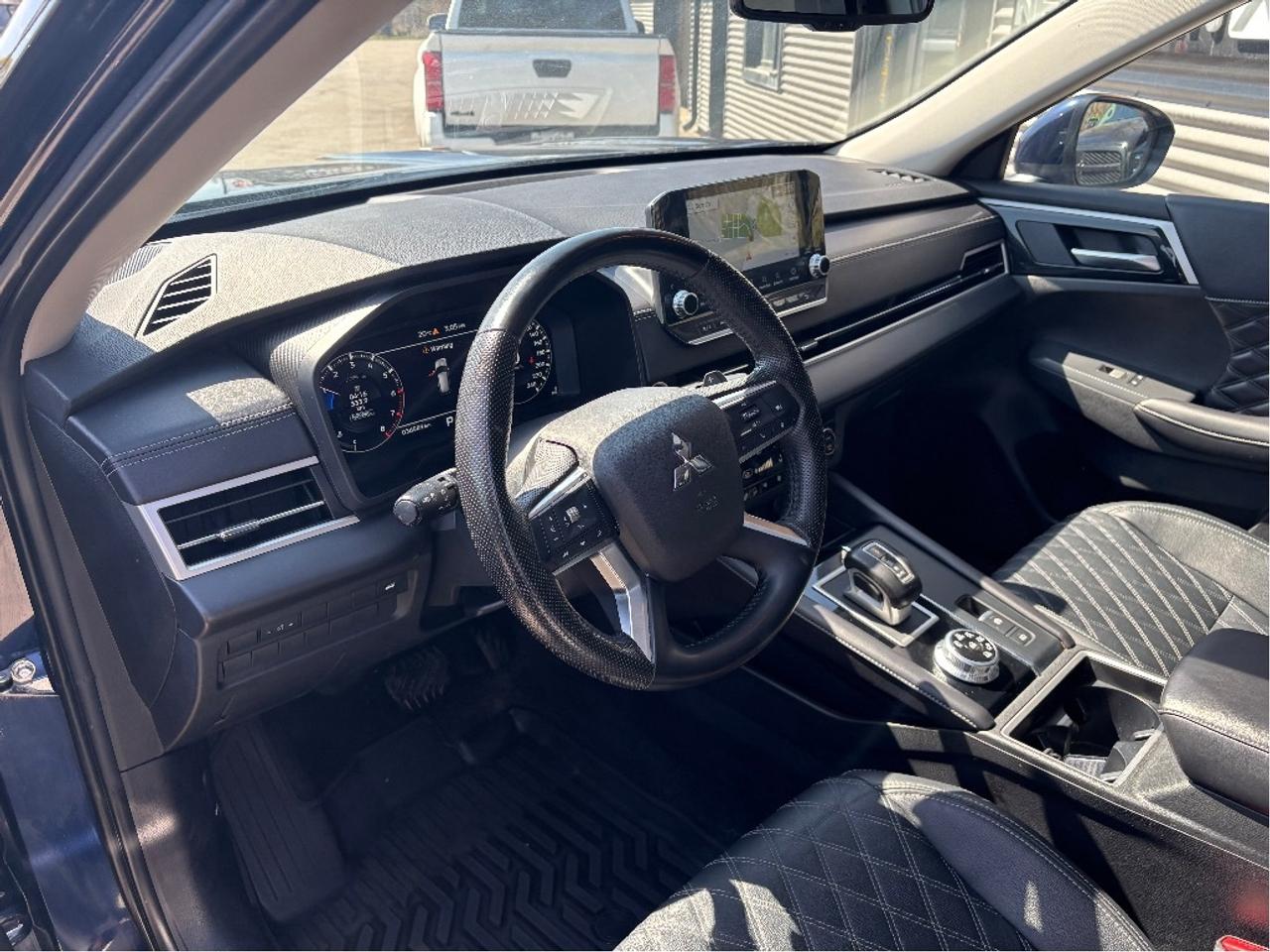 2024 Mitsubishi Outlander SE 7 PASS LEATHER NAV PANO ROOF CLEAN CA Photo