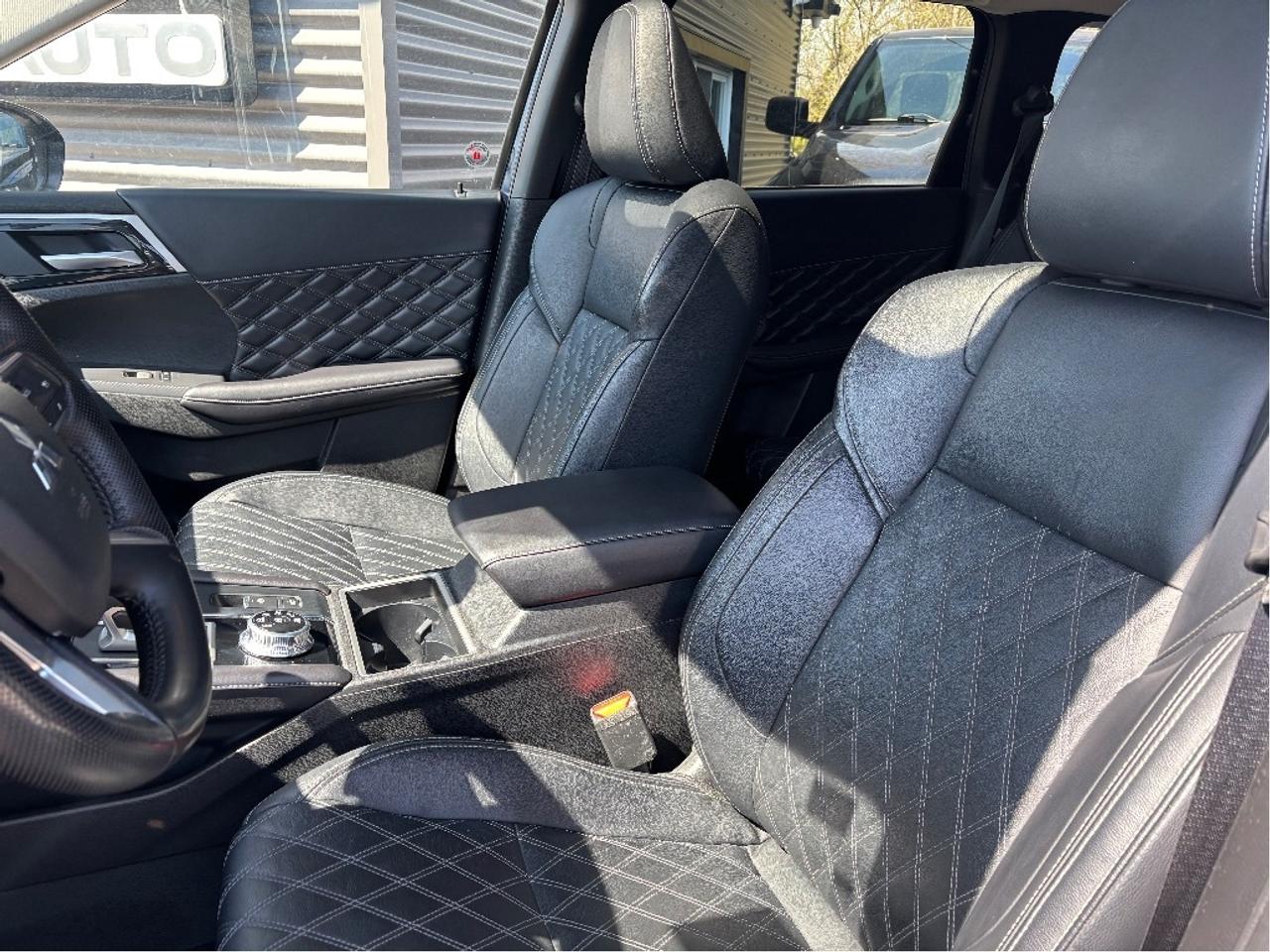 2024 Mitsubishi Outlander SE 7 PASS LEATHER NAV PANO ROOF CLEAN CA Photo