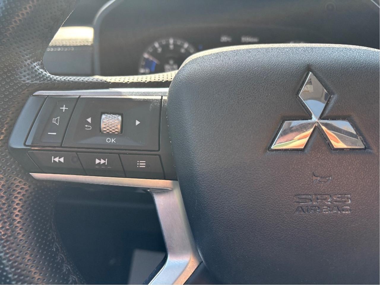2024 Mitsubishi Outlander SE 7 PASS LEATHER NAV PANO ROOF CLEAN CA Photo