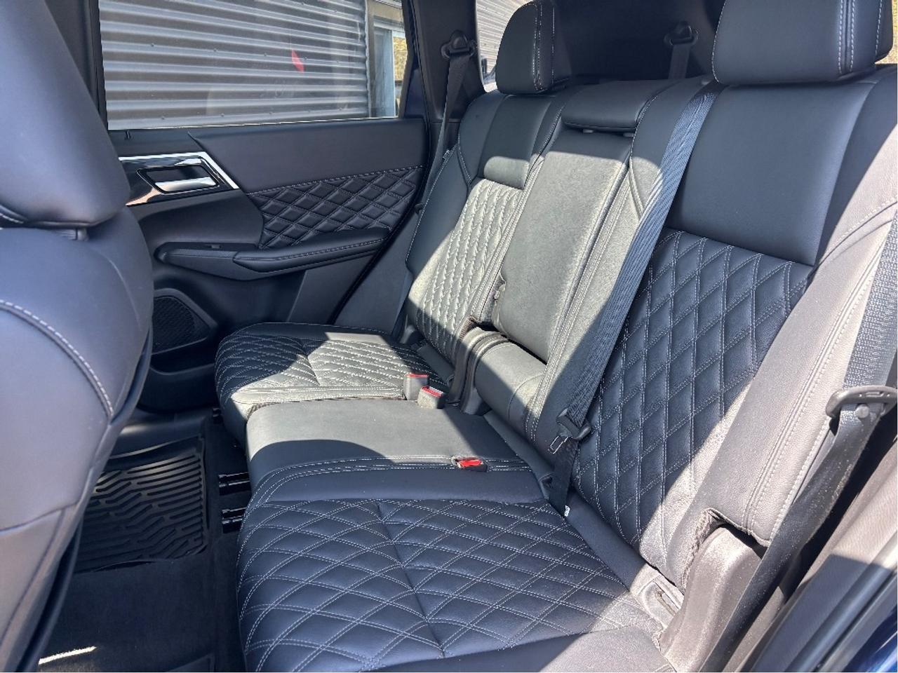 2024 Mitsubishi Outlander SE 7 PASS LEATHER NAV PANO ROOF CLEAN CA Photo