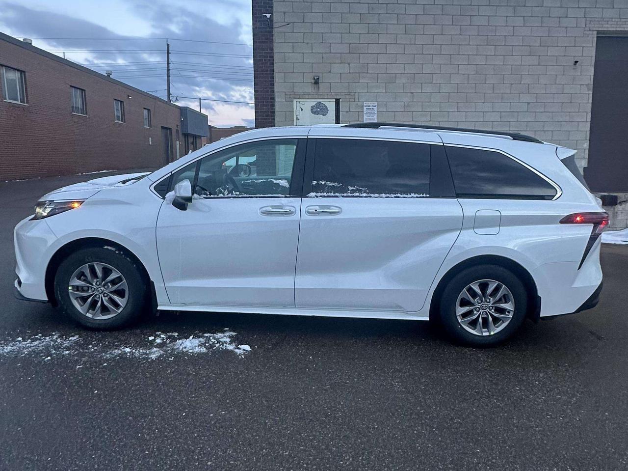 2025 Toyota Sienna XLE/ LEATHER/ 8 PASSENGER/ ALLOY/ SUNROOF Photo