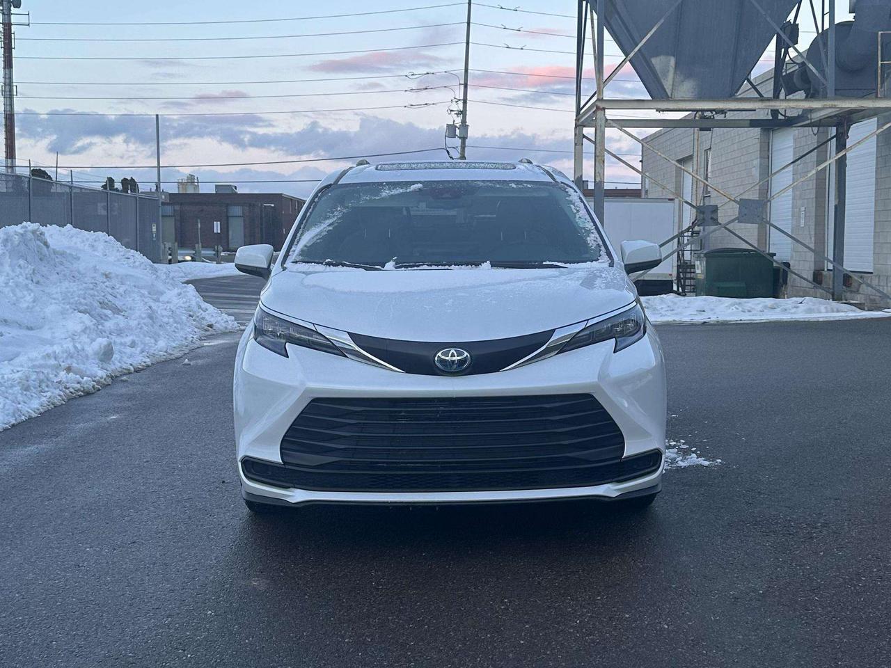2025 Toyota Sienna XLE/ LEATHER/ 8 PASSENGER/ ALLOY/ SUNROOF Photo