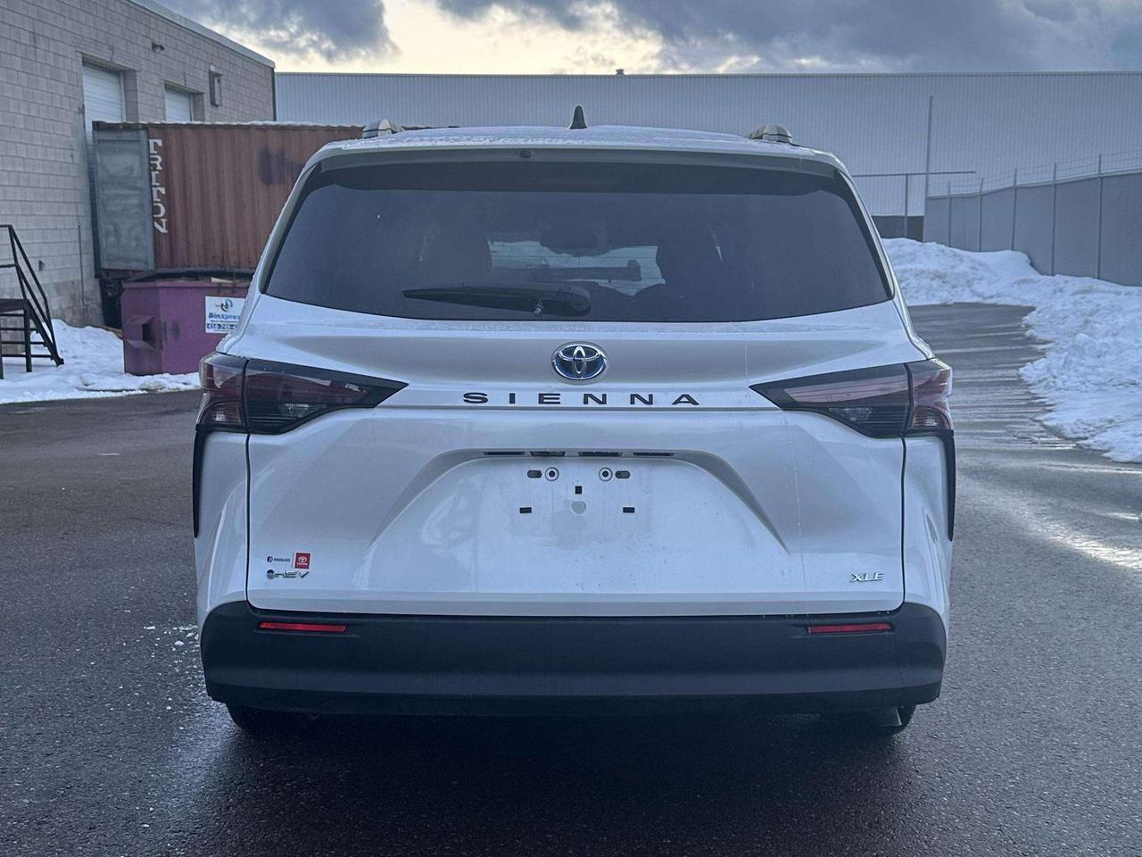 2025 Toyota Sienna XLE/ LEATHER/ 8 PASSENGER/ ALLOY/ SUNROOF Photo
