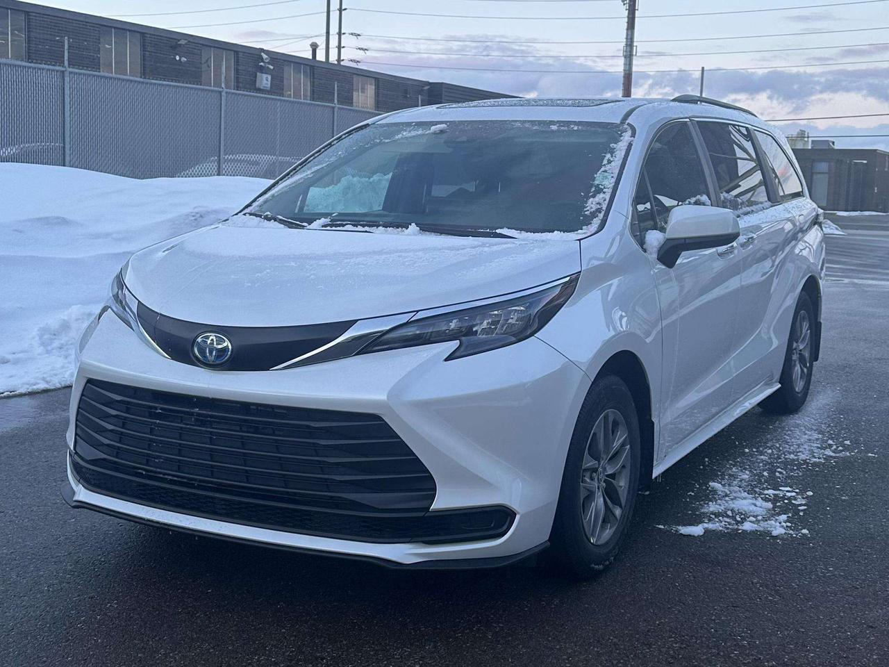 2025 Toyota Sienna XLE/ LEATHER/ 8 PASSENGER/ ALLOY/ SUNROOF Photo