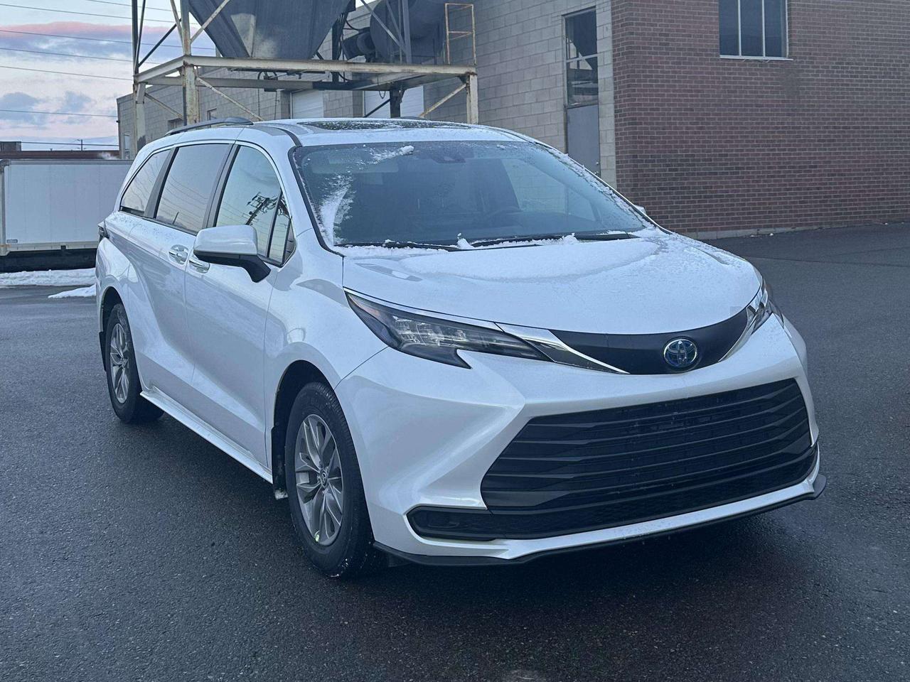 2025 Toyota Sienna XLE/ LEATHER/ 8 PASSENGER/ ALLOY/ SUNROOF Photo
