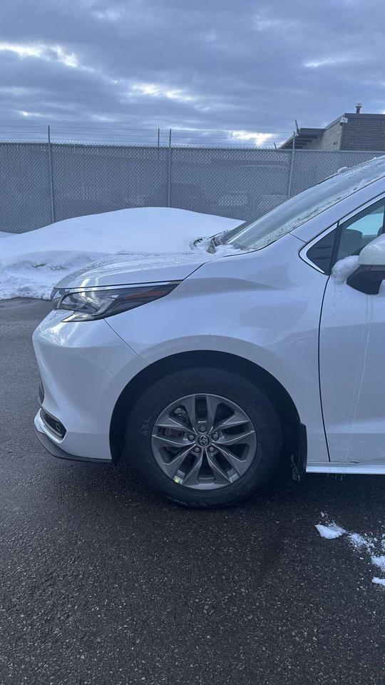 2025 Toyota Sienna XLE/ LEATHER/ 8 PASSENGER/ ALLOY/ SUNROOF Photo