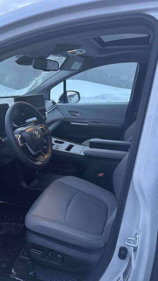 2025 Toyota Sienna XLE/ LEATHER/ 8 PASSENGER/ ALLOY/ SUNROOF Photo