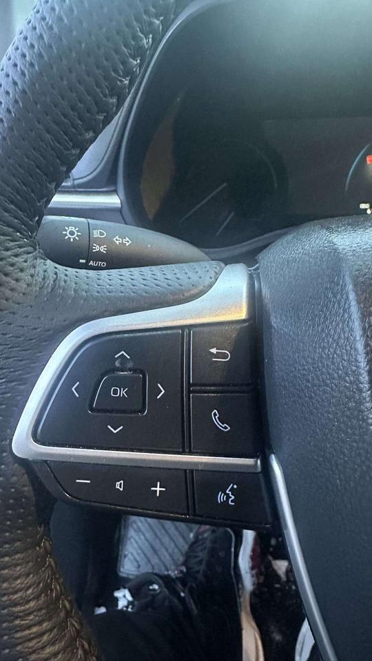 2025 Toyota Sienna XLE/ LEATHER/ 8 PASSENGER/ ALLOY/ SUNROOF Photo