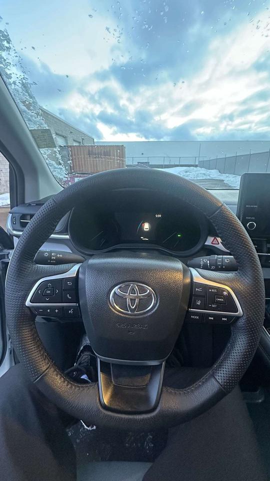 2025 Toyota Sienna XLE/ LEATHER/ 8 PASSENGER/ ALLOY/ SUNROOF Photo