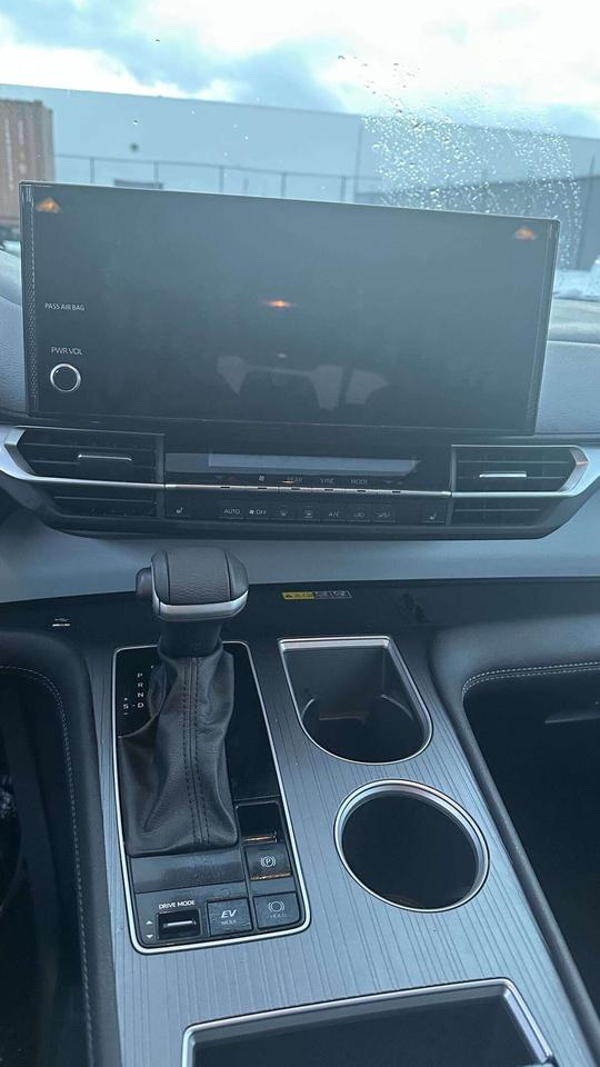 2025 Toyota Sienna XLE/ LEATHER/ 8 PASSENGER/ ALLOY/ SUNROOF Photo