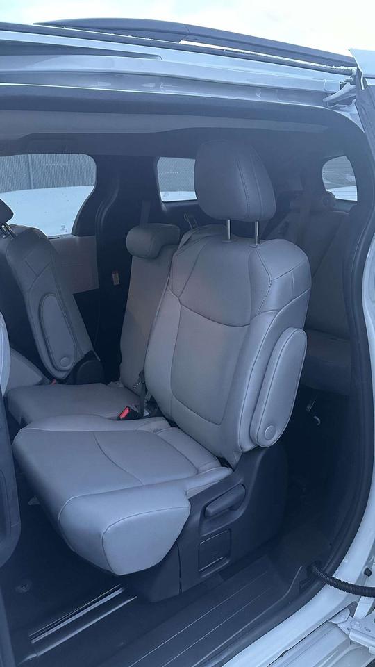 2025 Toyota Sienna XLE/ LEATHER/ 8 PASSENGER/ ALLOY/ SUNROOF Photo