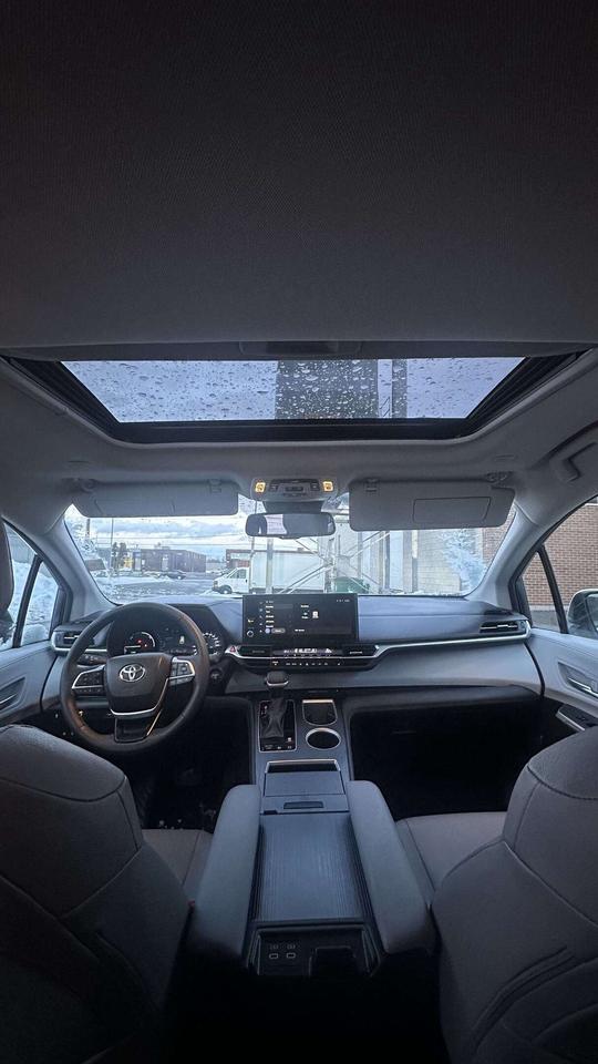 2025 Toyota Sienna XLE/ LEATHER/ 8 PASSENGER/ ALLOY/ SUNROOF Photo