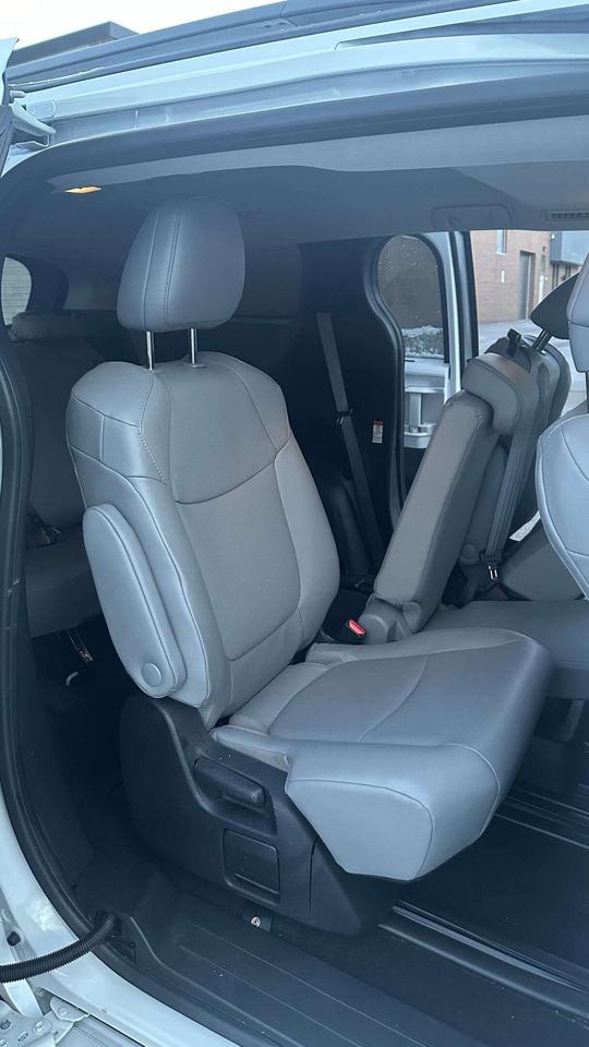 2025 Toyota Sienna XLE/ LEATHER/ 8 PASSENGER/ ALLOY/ SUNROOF Photo