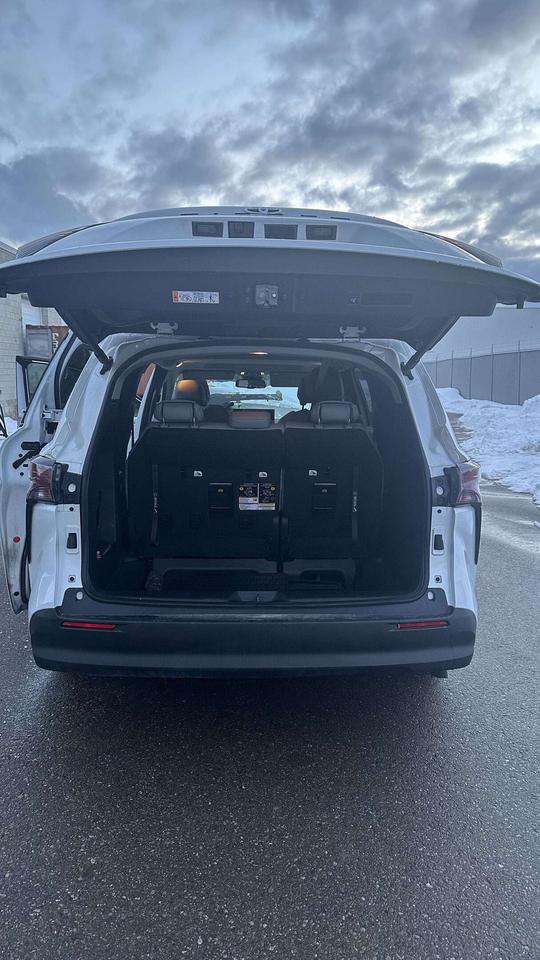 2025 Toyota Sienna XLE/ LEATHER/ 8 PASSENGER/ ALLOY/ SUNROOF Photo