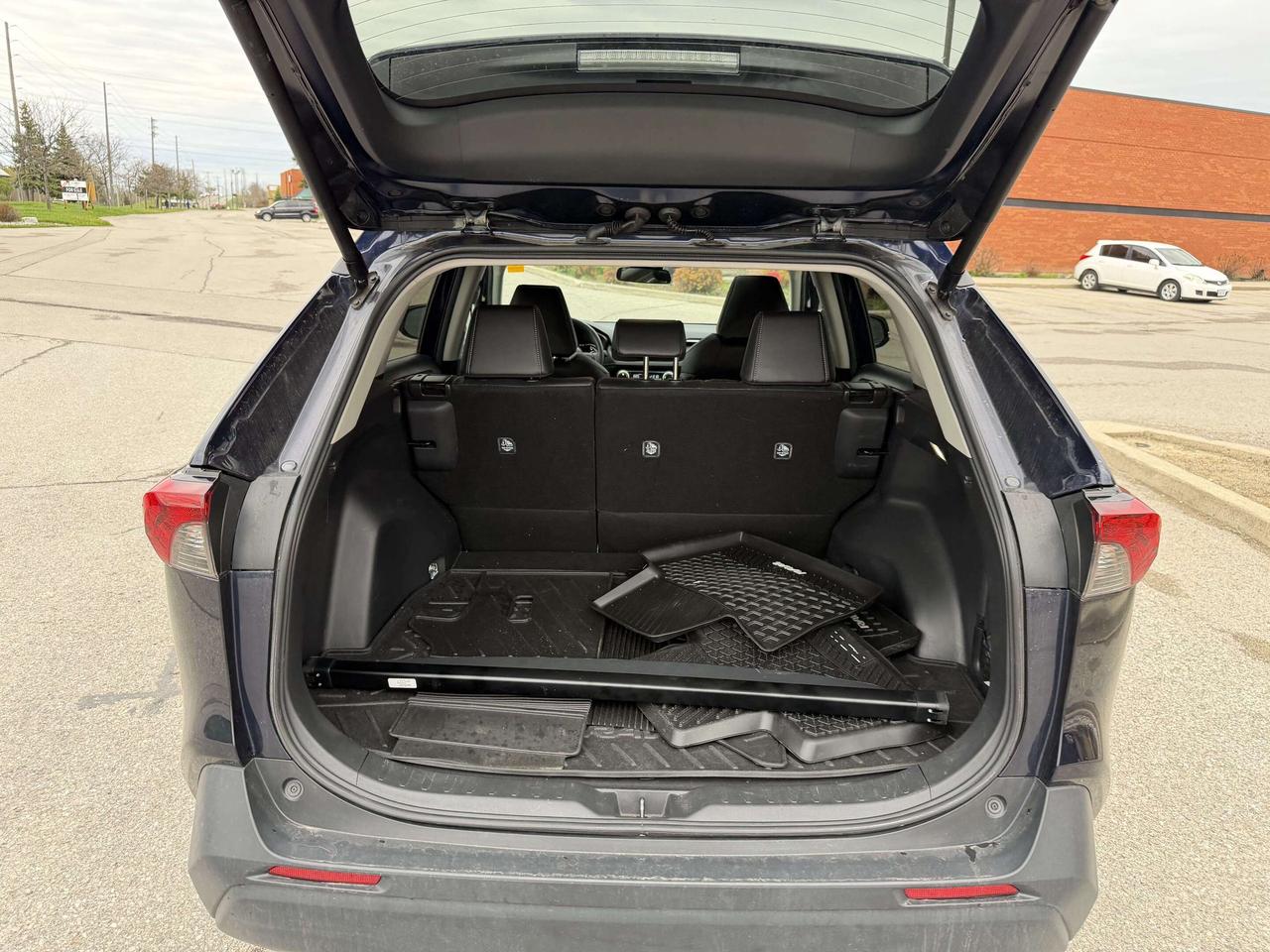 2024 Toyota RAV4 XLE AWD BLIND SPOT SUNROOF LEATHER CERTIFIED Photo