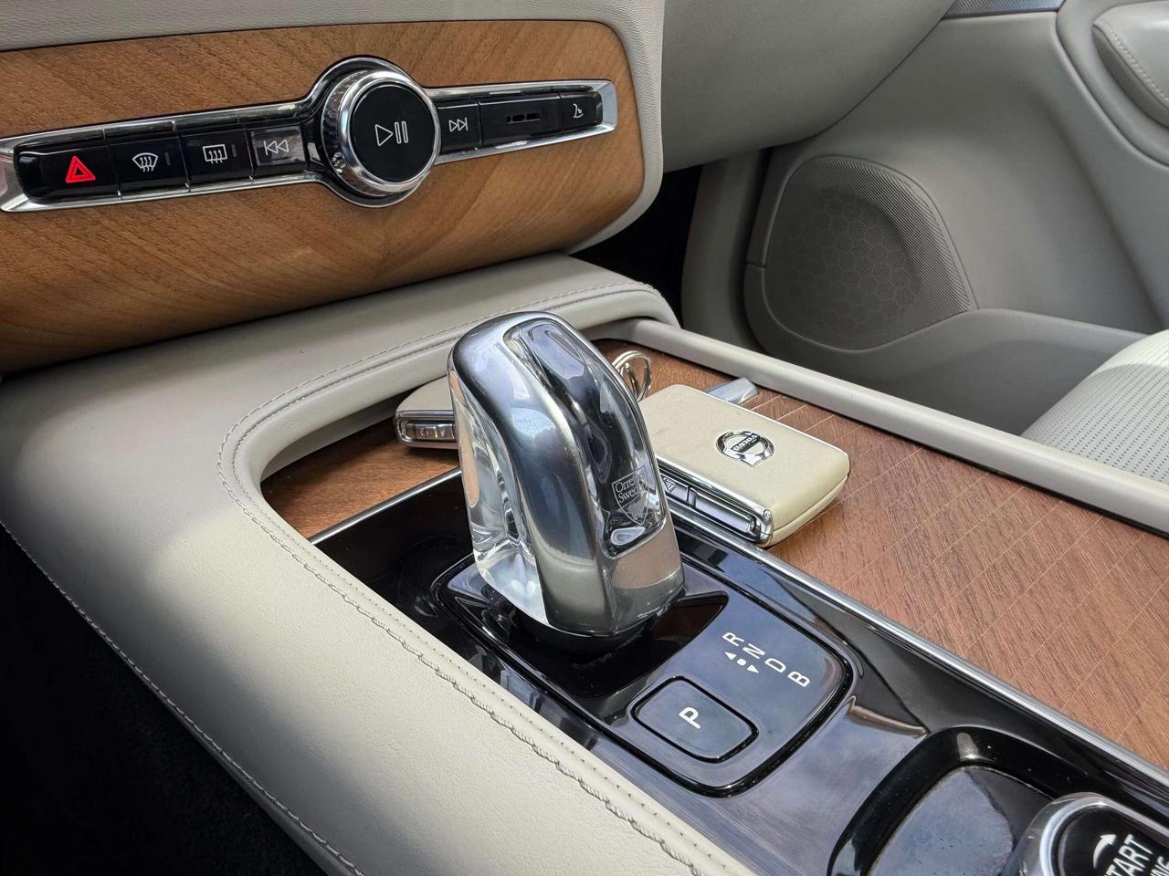 2019 Volvo XC90 T8 eAWD Plug-In Hybrid Inscription Clean Carfax Photo
