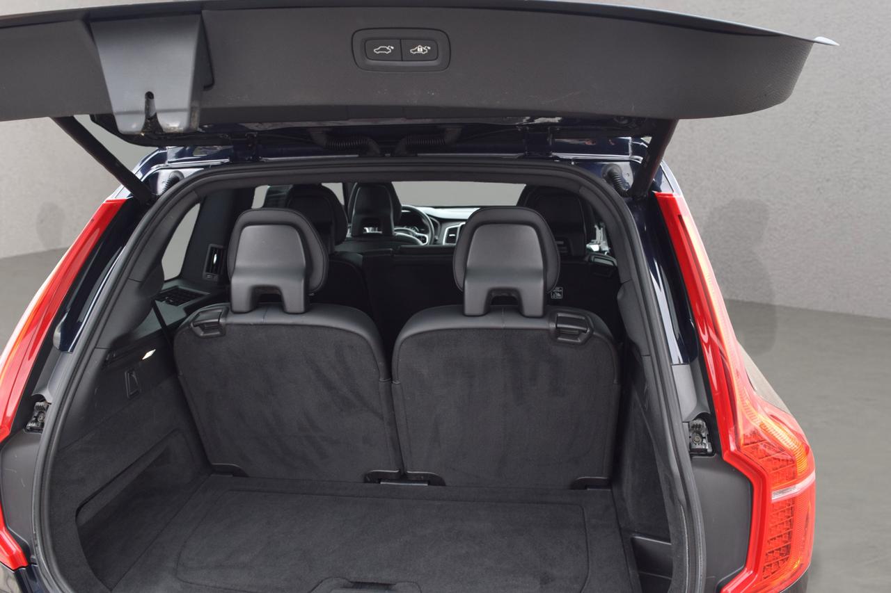 2017 Volvo XC90 T6 Momentum AWD Photo