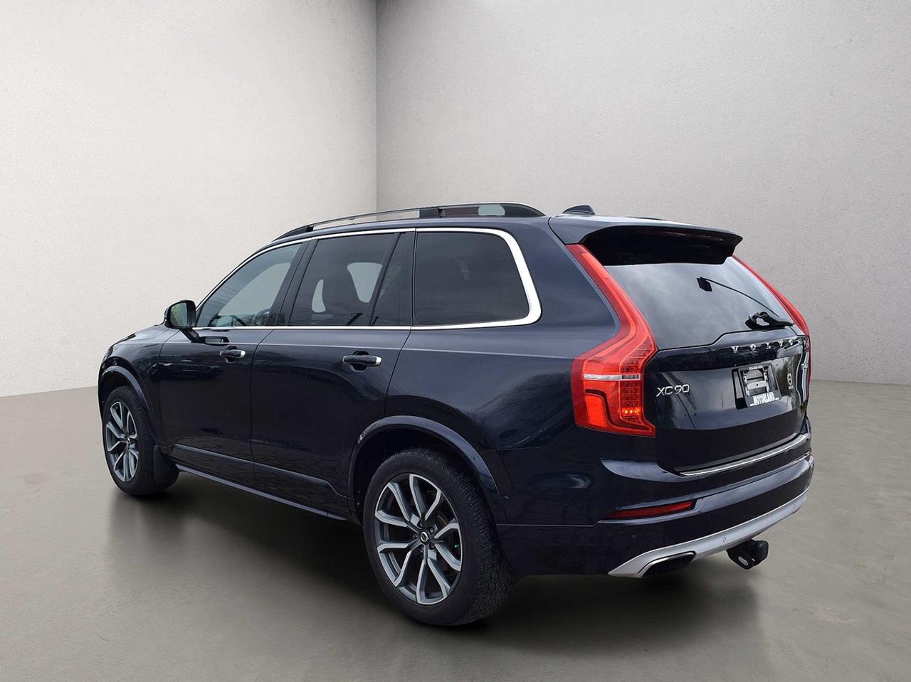 2017 Volvo XC90 T6 Momentum AWD Photo