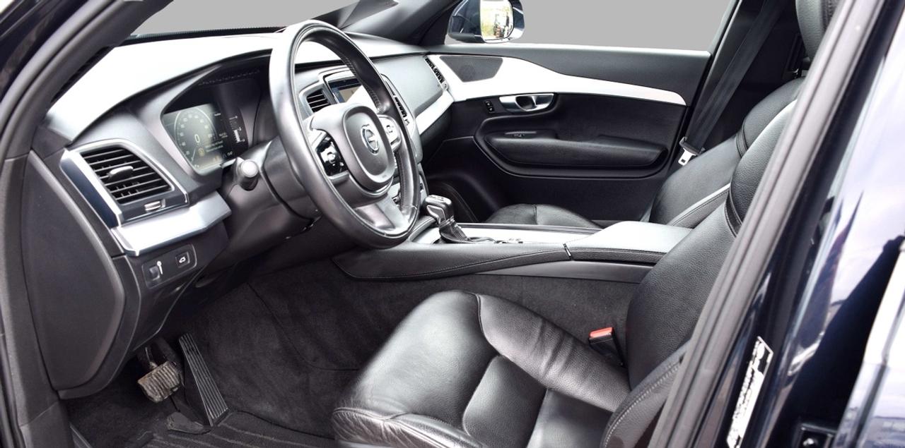 2017 Volvo XC90 T6 Momentum AWD Photo