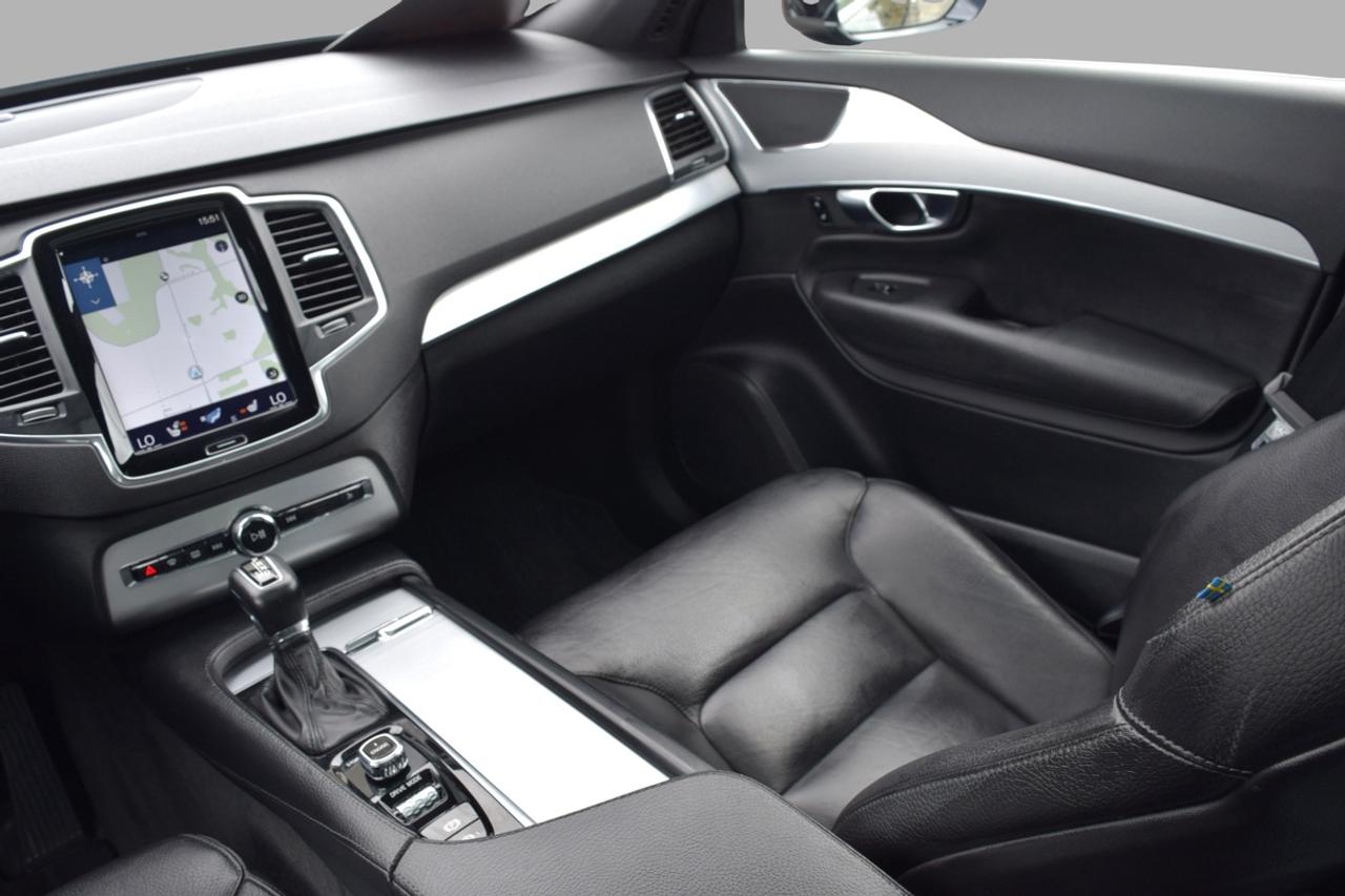 2017 Volvo XC90 T6 Momentum AWD Photo