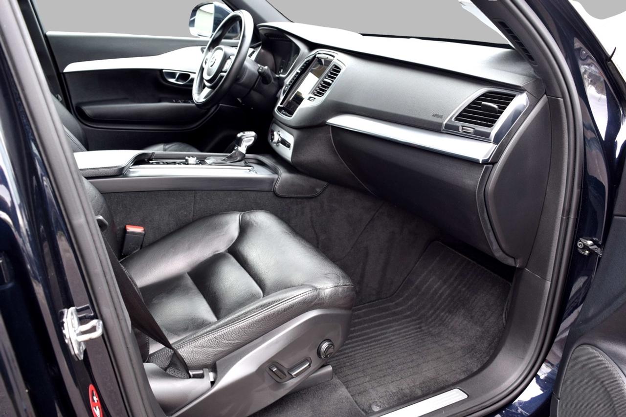 2017 Volvo XC90 T6 Momentum AWD Photo