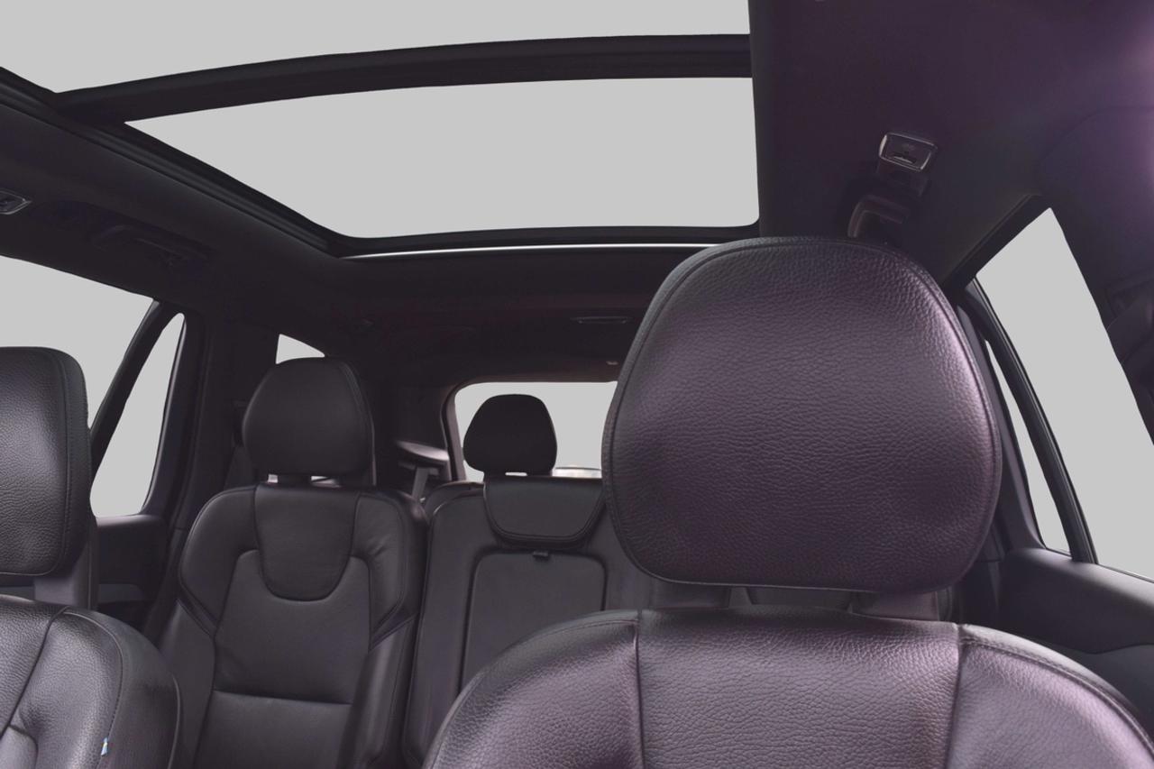 2017 Volvo XC90 T6 Momentum AWD Photo